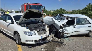 Gaziantepte otomobiller kafa kafaya çarpıştı: Sürücüler yaralandı