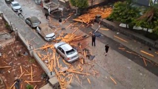 Gaziantepte şiddetli yağış bir evin çatısını yıktı, vatandaş yaşadıklarını canlı yayında ağlayarak anlattı