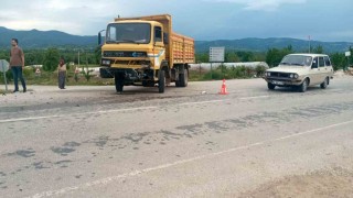 Gedizde otomobil ile kamyon çarpıştı: 3 yaralı