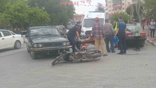 Gedizde otomobil ile motosiklet çarpıştı, 2 kardeş yaralandı