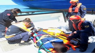 Gemide yaralanan personelih yardımına sahil güvenlik yetişti