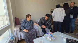 Genç sağlıkçılar ev ev giderek kronik hastaların takibini yapıyor