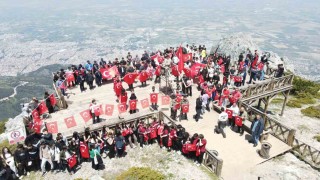 Gençler Spilin zirvesinde ay yıldızlı bayrakla buluştu