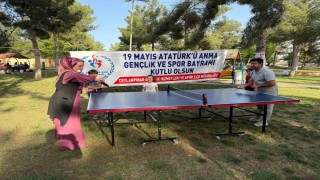 Gençler, vatandaşlarla tenis oynadı