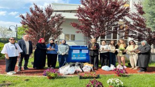 Gençlerden örnek hareket: Çöp topladılar, bahçeyi güllerle süslediler