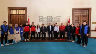 Gençlik Haftasında başarılı sporcular Vali Sözerle buluştu