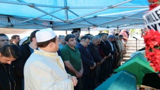 Giresundaki kazada hayatlarını kaybeden Yıldız ailesi Trabzonda son yolculuklarına uğurlandı