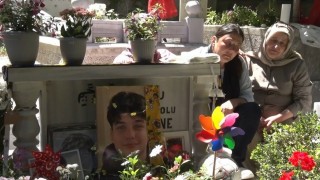 Gülhan Ünlü oğlu Atlasın mezarı başında gözyaşlarını tutamadı: Atlassız ikinci bayramımız, acımız gün gün katbekat artıyor