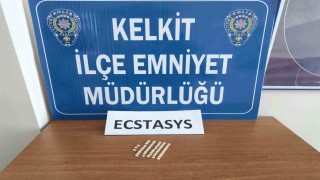 Gümüşhane'de şase numarası değiştirilmiş araç ve binlerce kaçak malzeme ele geçirildi