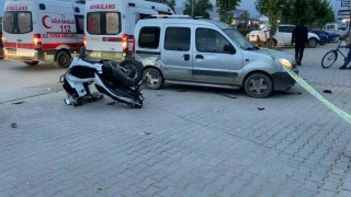Hafif ticari araçla çarpışan motosikletteki 2 kişi yaralandı