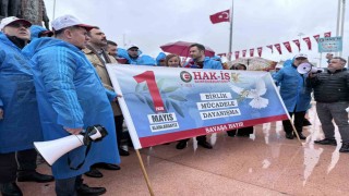 HAK-İŞ üyeleri Kazancı Yokuşuna karanfil ve Taksime çelenk bıraktı