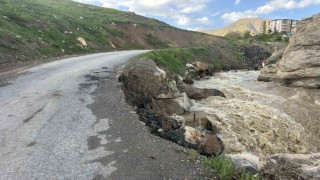 Hakkaride iki mahalleyi bağlayan yol çöktü