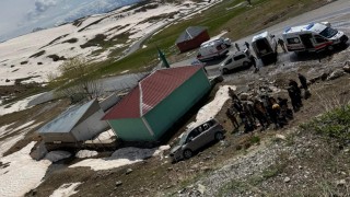 Hakkaride şarampole yuvarlanan araçta 4 kişi yaralandı