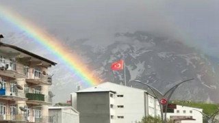 Hakkaride yağış sonrası gökkuşağı güzelliği