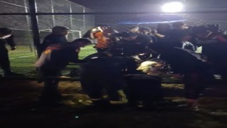 Halısahada maç yaparken tel koluna girdi: itfaiye ekipleri kurtardı