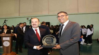 Hasan Oğuza anlamlı plaket