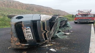 Hasankeyfte takla atan hafif ticari araçta bulunan 3 kişi yaralandı