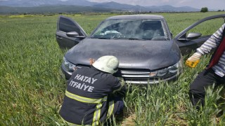 Hassada tarlaya uçan otomobilin sürücüsü yaralandı