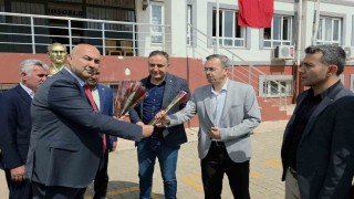 Hassalı muhtarlardan öğretmenlere çiçekli teşekkür