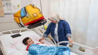 Hastanede tedavi gören çocuklarla sevindiren hediyeler