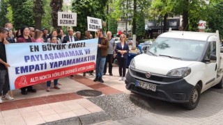 Hatalı parka sloganlı uyarı: Hey şoför baksana, ne işi var bu arabanın kaldırımda