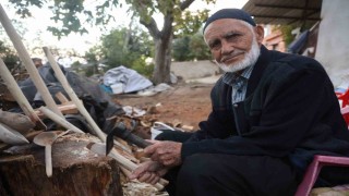 Hatayda 85 yaşındaki usta, 70 yıldır ağaç dallarını keser ve bıçakla kaşığa dönüştürüyor