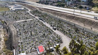 Hatayda deprem şehitliğinde buruk Kurban Bayramı