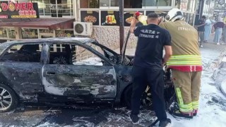 Hatayda park halindeki otomobil alevler içinde yandı
