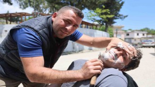 Hatayda ürettiği bıçakların keskinliği göstermek için insanları tıraş ediyor