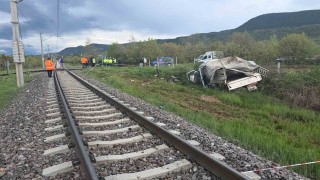 Hemzemin geçitte korkutan kaza: Yolcu treni kamyonete çarptı, 4 yaralı