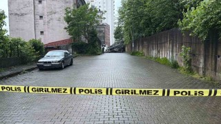 Hopada yağış sonrası heyelan: Dev kayalar yolu kapattı