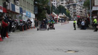 Hurda malzemelerden yaptıkları araçlarla yokuş aşağı yarıştılar