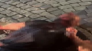 Husumetli olduğu akrabasının boğazını kesip kahvehanenin önüne attı