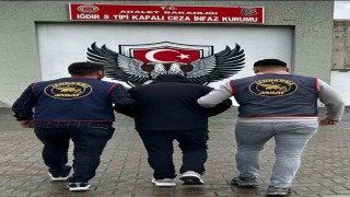 Iğdırda 15 yıl hapis cezası bulunan kaçakçılık zanlısı yakalandı