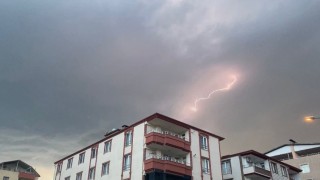 Iğdırda şimşekler gökyüzünü aydınlattı