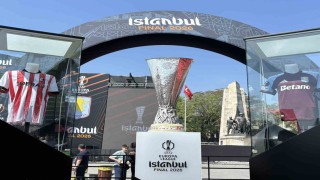 İlhan Mansız, UEFA Avrupa Ligi kupasını Beşiktaş Meydanına getirdi