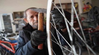İlkokul çağındayken çırak olarak başladı, yarım asrı aşkın süredir bisiklet tamir ediyor