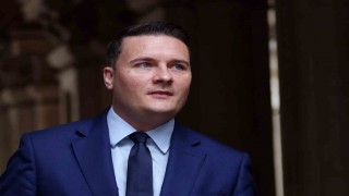 İngilterede istifa eden eski bakandan Başbakan Starmer ile rekabet çağrısı