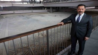 İnşaat çalışmalarında ortaya çıkan ve depremi hasarsız atlatan devasa mozaik ilk günkü ihtişamını koruyor