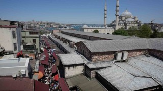 İstanbulda 1 günlük tatili ve güneşli havayı fırsat bilenler Eminönüne akın etti