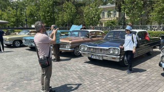 İstanbulda 19 Mayıs coşkusu: Klasik otomobiller Beyoğlunu renklendirdi