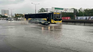 İstanbulda sağanak etkisini göstermeye başladı: Yollar göle döndü