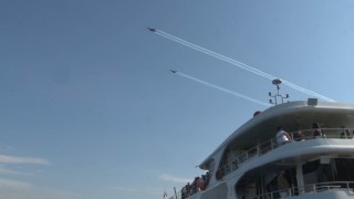 İstanbulun fethi etkinliklerinde SOLOTÜRK İstanbul Boğazında selamlama uçuşu yaptı