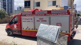 İşyerinin arkasındaki eşyalar yandı, çevreyi kara dumanlar kapladı