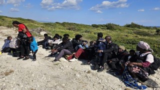 İzmirde arızalanan botla denizde sürüklenen 26 düzensiz göçmen kurtarıldı
