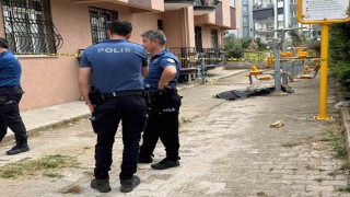 İzmirde cam silerken 4. kattan düşen adam hayatını kaybetti