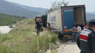 İzmirde devrilen tırın altında kalan sürücü hayatını kaybetti