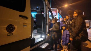 İzmirde yarı batık halde bulunan göçmen botunda 1 çocuk hayatını kaybetti, 43 kişi kurtarıldı