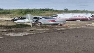 İzmitte otomobil ile belediye otobüsü çarpıştı: 3 yaralı