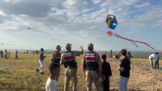 Jandarma sınırda çocuklarla birlikte uçurtma uçurdu
